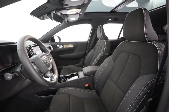 2023 Volvo XC40 Recharge — photo 17 of 25