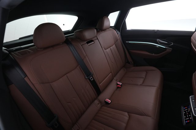 2022 Audi e-tron — photo 17 of 23