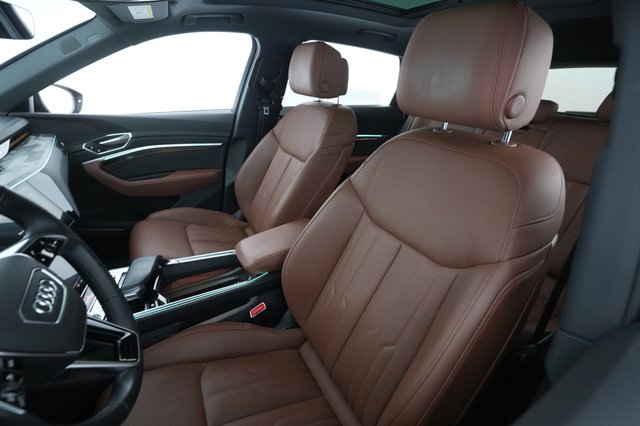 2022 Audi e-tron — photo 15 of 23