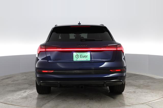 2022 Audi e-tron — photo 8 of 23