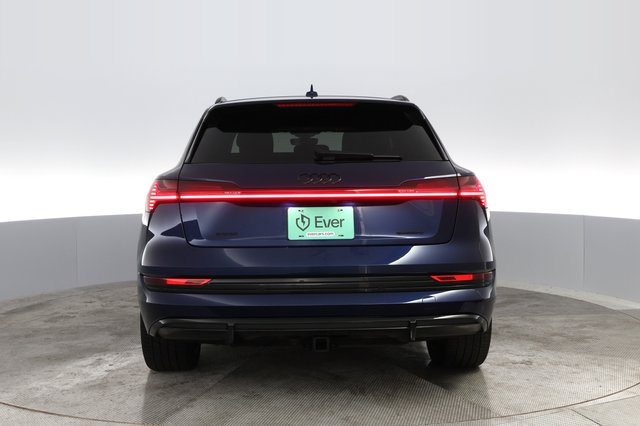 2022 Audi e-tron — photo 8 of 23