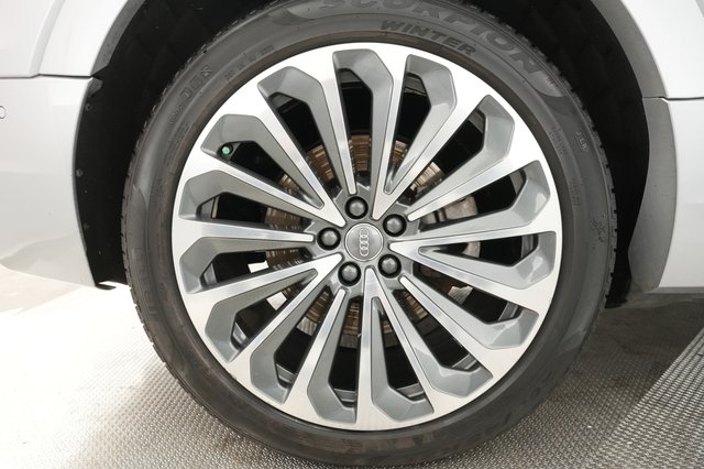 2019 Audi e-tron — photo 13 of 23
