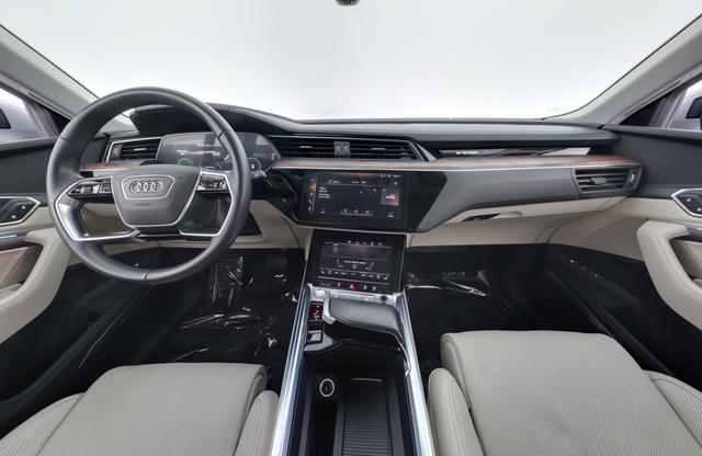 2019 Audi e-tron — photo 3 of 23