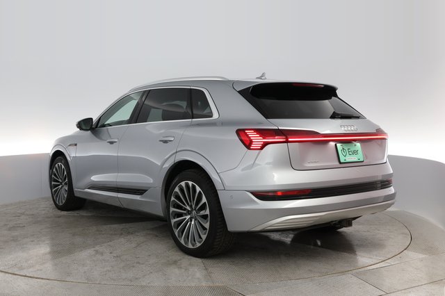 2019 Audi e-tron — photo 10 of 23