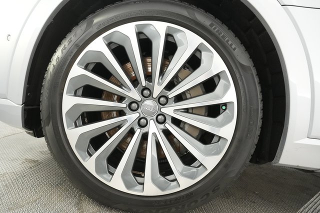 2019 Audi e-tron — photo 15 of 23