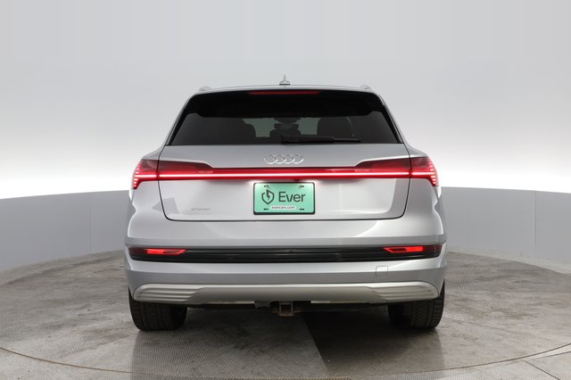 2019 Audi e-tron — photo 9 of 23