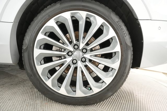2019 Audi e-tron — photo 14 of 23
