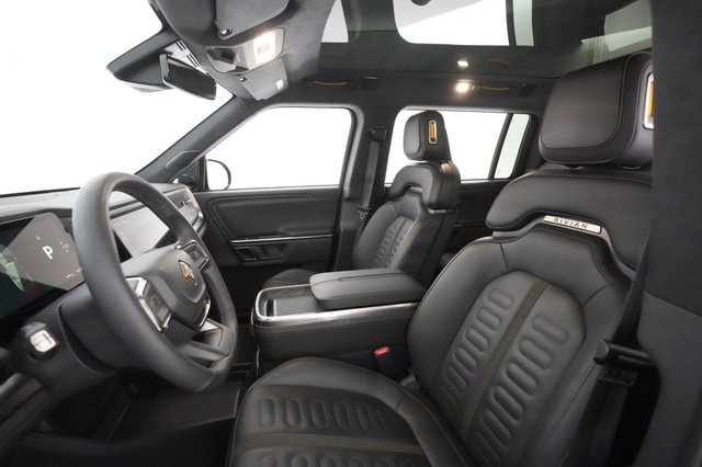 2023 Rivian R1S — photo 17 of 27