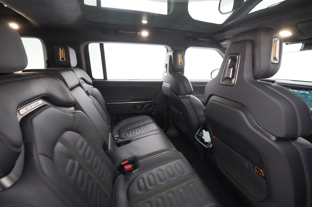 2023 Rivian R1S — photo 20 of 27