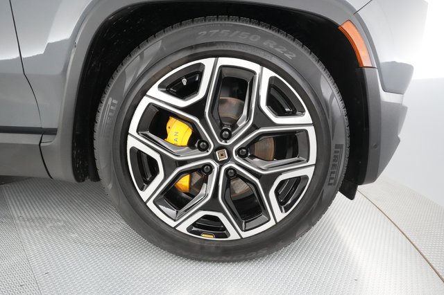 2023 Rivian R1S — photo 15 of 27