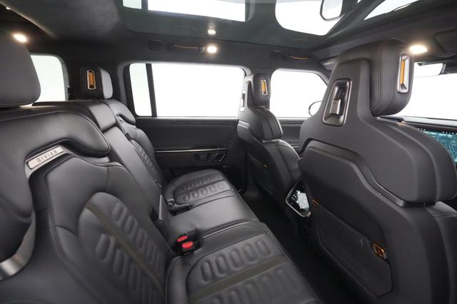 2023 Rivian R1S — photo 3 of 27