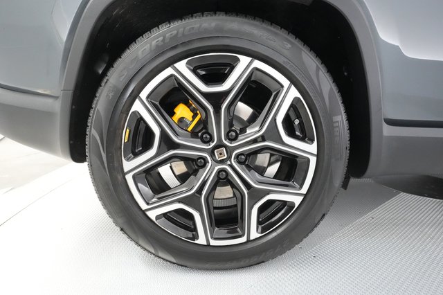 2023 Rivian R1S — photo 16 of 27