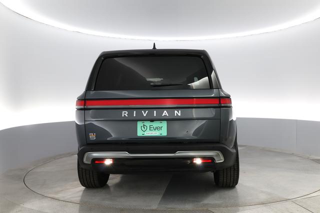2023 Rivian R1S — photo 10 of 27