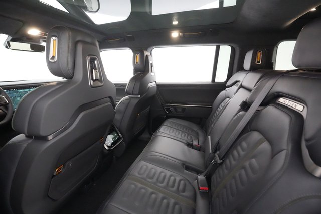 2023 Rivian R1S — photo 18 of 27