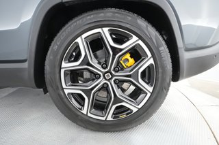 2023 Rivian R1S — photo 14 of 27