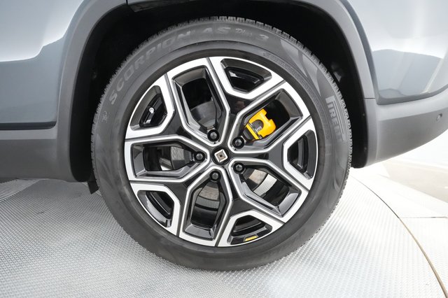 2023 Rivian R1S — photo 14 of 27