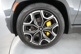 2023 Rivian R1S — photo 13 of 27