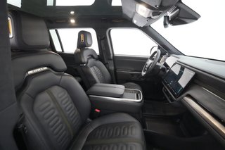 2023 Rivian R1S — photo 19 of 27