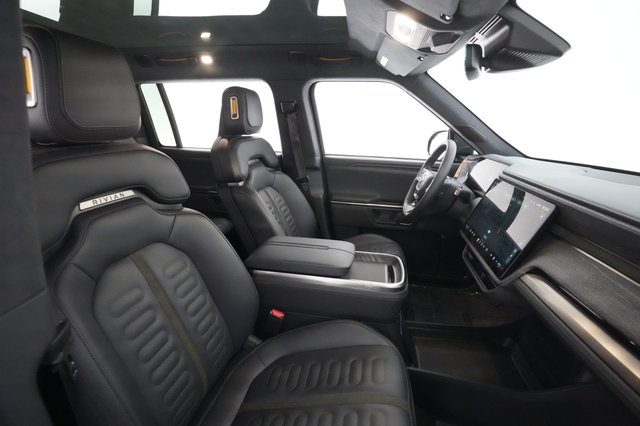 2023 Rivian R1S — photo 19 of 27