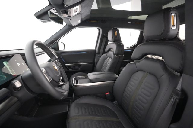 2022 Rivian R1T — photo 16 of 26