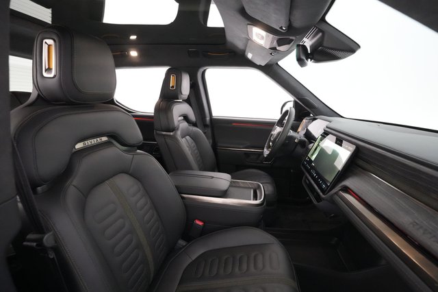 2022 Rivian R1T — photo 18 of 29