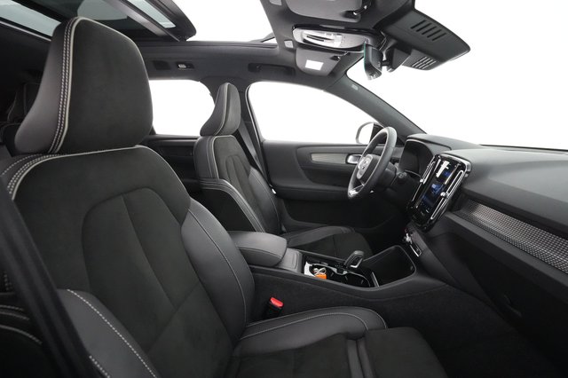 2022 Volvo XC40 Recharge — photo 19 of 31