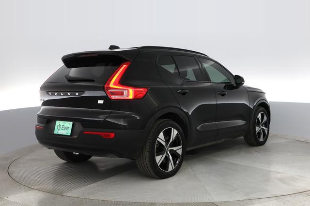 2022 Volvo XC40 Recharge — photo 9 of 31