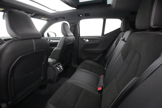 2022 Volvo XC40 Recharge — photo 18 of 31