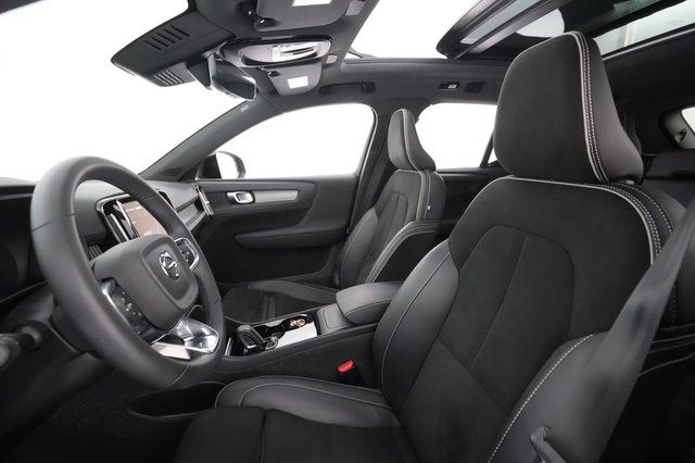 2022 Volvo XC40 Recharge — photo 17 of 31