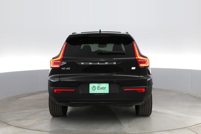 2022 Volvo XC40 Recharge — photo 10 of 31