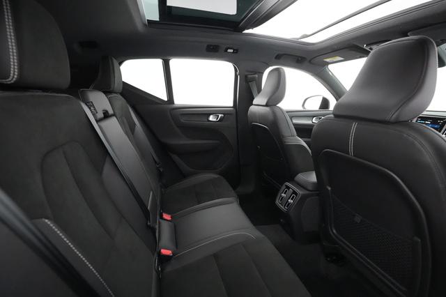 2022 Volvo XC40 Recharge — photo 3 of 31