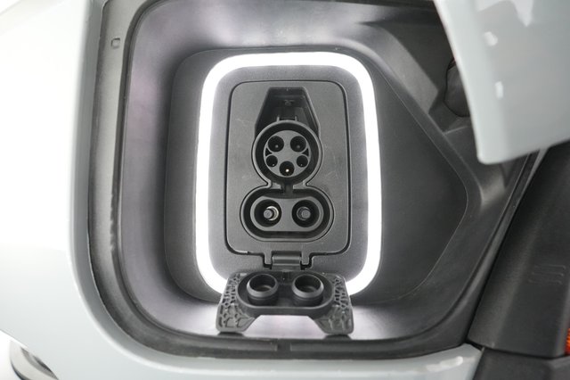 2023 Rivian R1S — photo 24 of 34