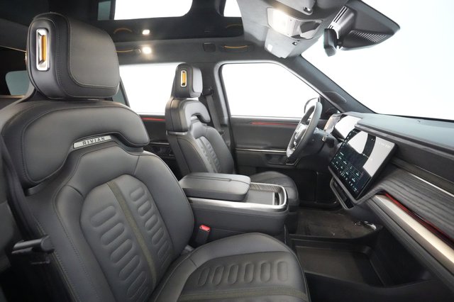 2023 Rivian R1S — photo 19 of 34
