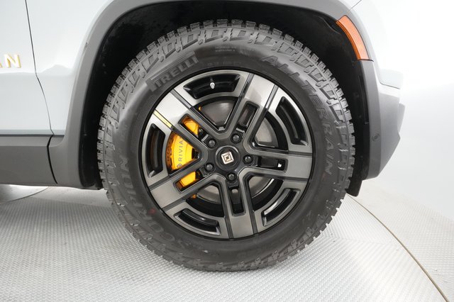2023 Rivian R1S — photo 15 of 34