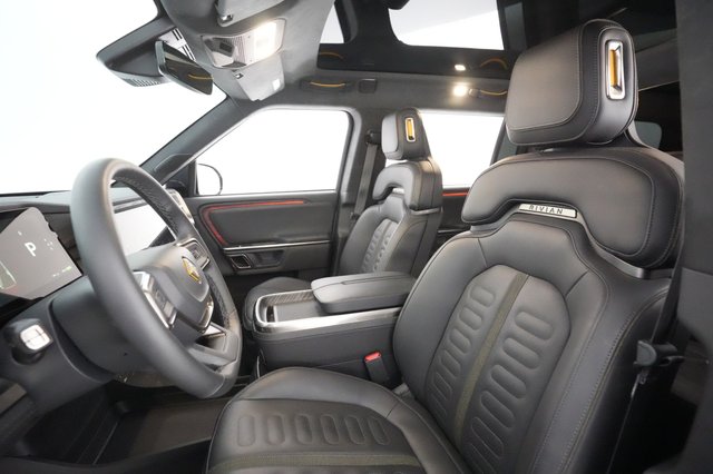 2023 Rivian R1S — photo 17 of 34