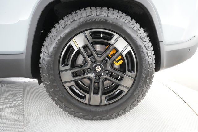 2023 Rivian R1S — photo 14 of 34