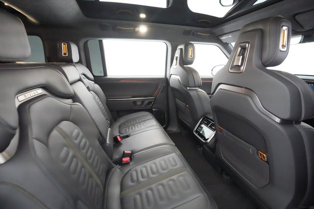 2023 Rivian R1S — photo 20 of 34