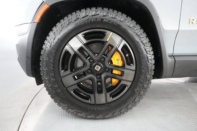 2023 Rivian R1S — photo 13 of 34