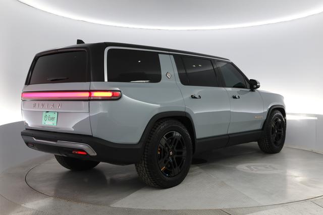 2023 Rivian R1S — photo 9 of 34