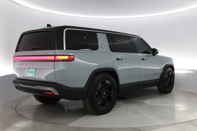 2023 Rivian R1S — photo 9 of 34