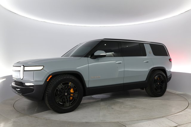 2023 Rivian R1S — photo 12 of 34