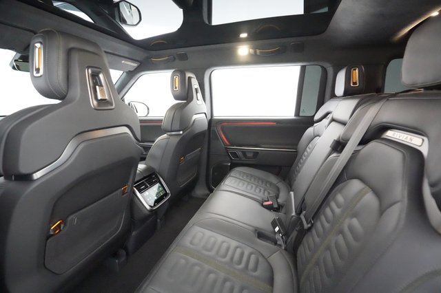 2023 Rivian R1S — photo 18 of 34