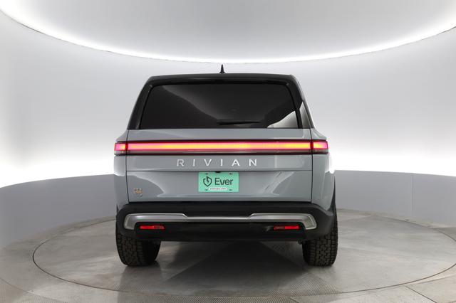 2023 Rivian R1S — photo 10 of 34