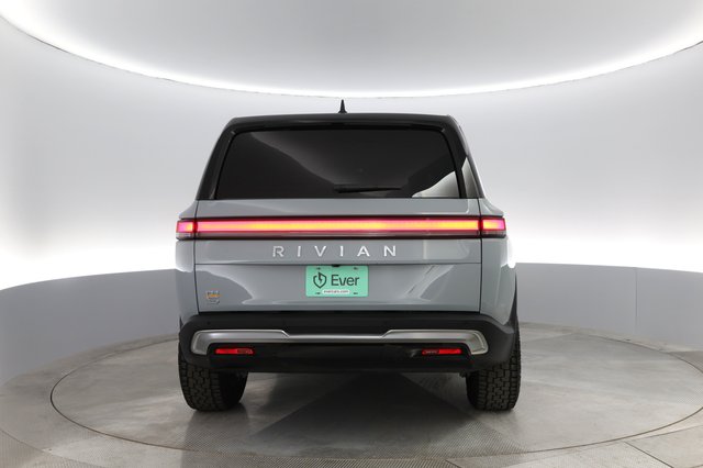 2023 Rivian R1S — photo 10 of 34