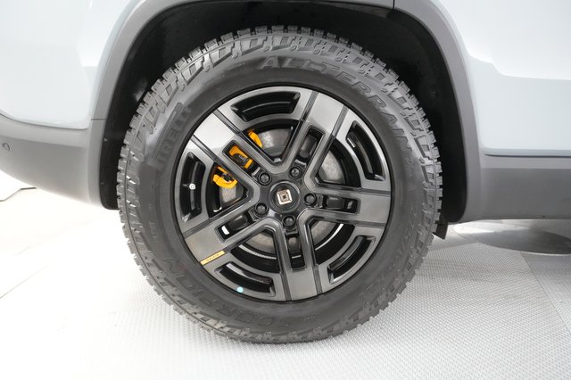 2023 Rivian R1S — photo 16 of 34
