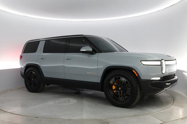 2023 Rivian R1S — photo 8 of 34