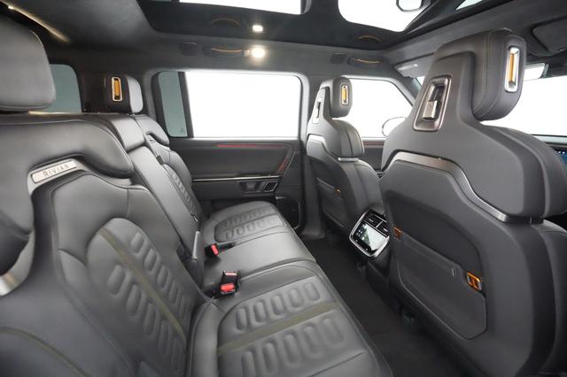 2023 Rivian R1S — photo 3 of 34