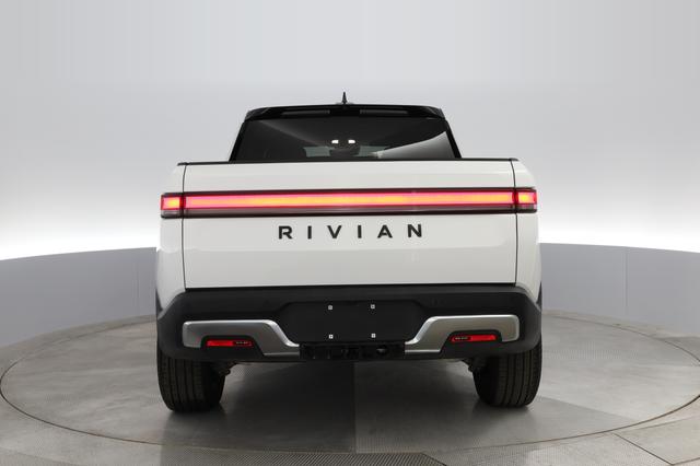 2022 Rivian R1T — photo 8 of 23