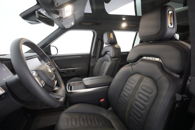 2022 Rivian R1S — photo 17 of 32