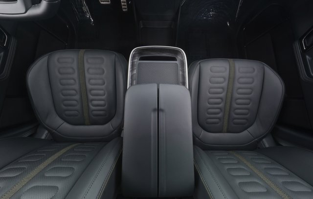 2022 Rivian R1S — photo 16 of 32